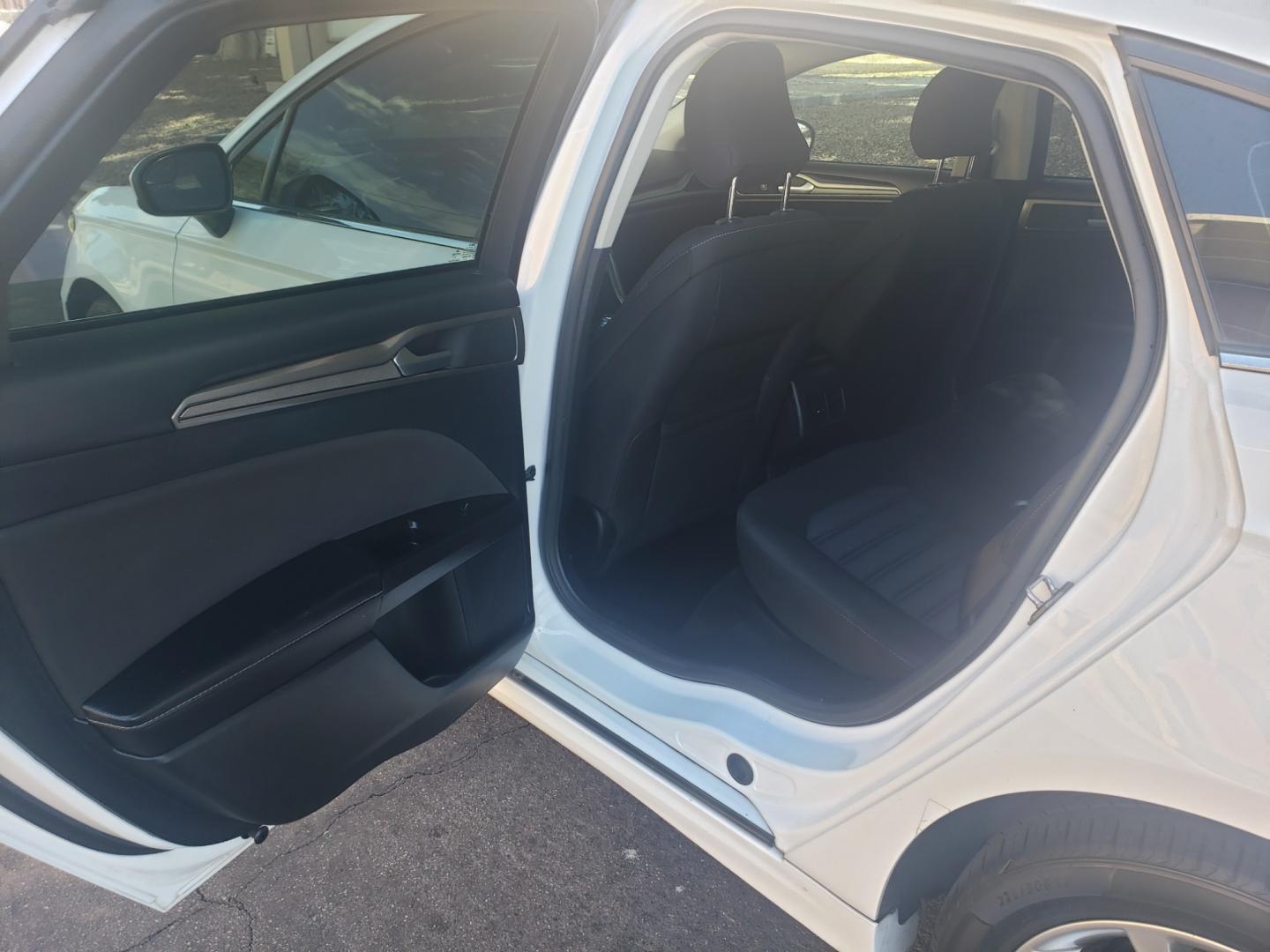 2017 WHITE /black Ford Fusion Hybrid SE hybrid (3FA6P0LUXHR) with an 2.4L L4 DOHC 16V engine, 6-Speed Automatic transmission, located at 323 E Dunlap Ave., Phoenix, AZ, 85020, (602) 331-9000, 33.567677, -112.069000 - Photo#10